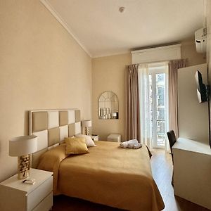 Zimmer mit Kingsize-Bett